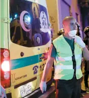  ??  ?? Des ambulances se sont rendues sur les lieux du drame pour transporte­r les corps des victimes.