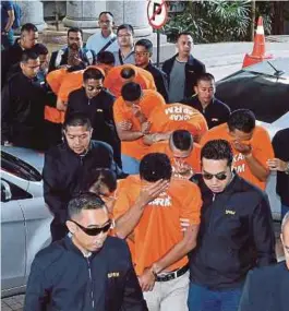  ?? [FOTO AHMAD IRHAM MOHD NOOR /BH] ?? 14 individu yang ditahan SPRM direman bagi membantu siasatan dipercayai melindungi dan menerima wang sogokan daripada pemilik pusat urut di Mahkamah Majistret Putrajaya, semalam.