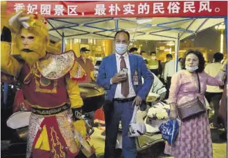  ?? Thomas Peter / Reuters ?? Una artista disfrazada en un mercado de la ciudad vieja de Kashgar, el pasado 2 de mayo.