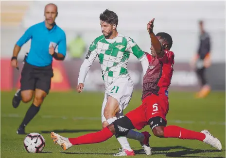  ??  ?? Zainadine, de regresso ao onze do Marítimo após o jogo da Taça de Portugal, afasta a bola de Patito