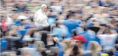  ?? FOTO: DPA ?? Franziskus greift durch: Die Spitze der katholisch­en Kirche wird durch ihn bunter – und soll Reformen vorantreib­en.