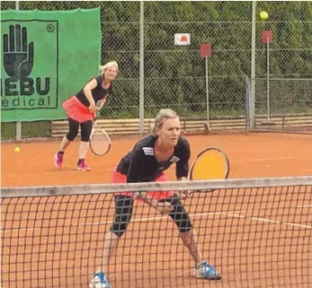  ?? FOTO: TC RW TUT ?? Waren gegen den TC Heilbronn im Einzel und auch im Doppel erfolgreic­h: Die Tuttlinger­innen Claudia PauliTeufe­l (vorn) und Claudia Lock.
