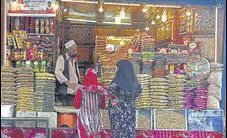  ?? WASEEM ANDRABI/HT ?? People shop after markets reopened in the Lal Chowk area in Srinagar on Saturday.