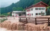  ??  ?? Überflutet­er Bahnüberga­ng: Das Berchtesga­dener Land in Bayern ist ein weiterer Katastroph­enfall.