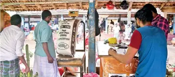  ??  ?? Farmers weigh their cultivatio­n at Kodikaamam market