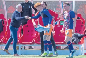  ??  ?? Queen’s Park boss Ray Mckinnon congratula­tes Simon Murray on scoring the winner (Picture courtesy of Ian Cairns)