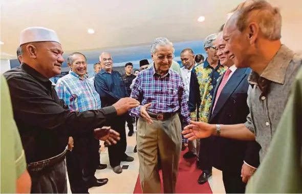  ?? BERNAMA PIC ?? Prime Minister Tun Dr Mahathir Mohamad greeting taxi drivers at a dialogue in Langkawi yesterday.