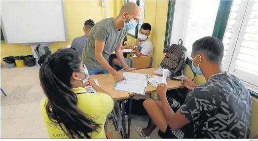  ?? M.C.I.C. ?? Daniel López, junto a algunos de sus alumnos del IES Ciudad de Algeciras.