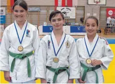  ?? FOTO: PRIVAT ?? Pia Kerler, Konstantin Lehmann und Lia Gebe vom KJC Ravensburg kämpften beim Judoturnie­r in Feldkirch.