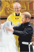  ?? FOTOS: DPA (1)/AFP (4) ?? Justin Welby, Erzbischof von Canterbury, traute das Paar in der St.Georgs-Kapelle.