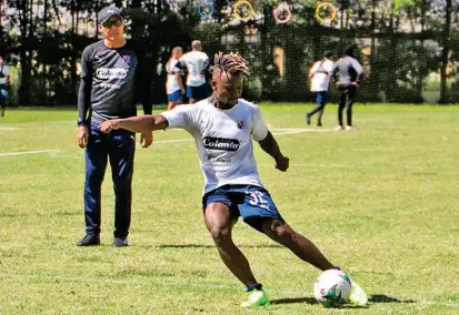  ??  ?? Déinner Quiñones podría jugar su segundo partido oficial con la camiseta roja. El extremo jugó 77 minutos en el empate 0-0 ante Huila, el 24 de julio de 2018.