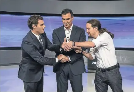  ?? DANI DUCH ?? Pedro Sánchez, flanqueado por Albert Rivera y Pablo Iglesias, en un debate de la campaña electoral