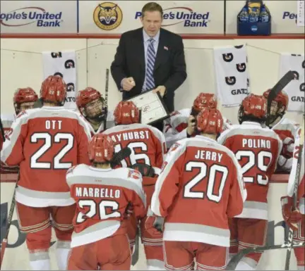  ?? BY JOE BOYLE JBOYLE@DIGITALFIR­STMEDIA.COM @BOYLERALER­TTROY ON TWITTER ?? RPI Hockey Head Coach Dave Smith draws up a gameplan in the middle of the second period against Quinnipiac on November, 9at the TD Bank Sports Center in Hamden, Conn.