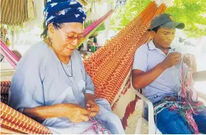  ?? CORTESíA ?? Iris Aguilar Ipuana, del grupo de artesanos que teje parte de la vestimenta del Papa.