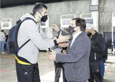  ?? JAIME GALINDO ?? Reynaldo Benito saluda a Gio Shermadini, ayer en el aeropuerto de Zaragoza.