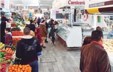  ?? FOTO: EL DEBATE ?? &gt; Personas acuden a comprar al Mercado Garmendia, de Culiacán.