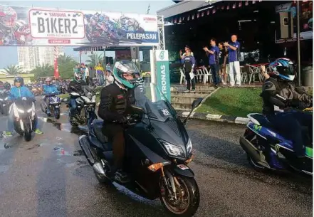  ??  ?? More than 1,000 bikers took part in the convoy.