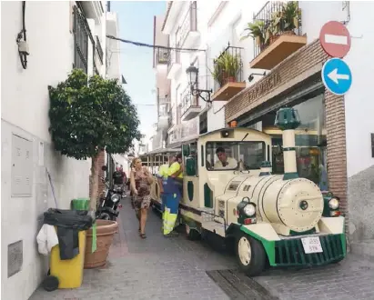  ?? Fotos: Nicolas Hock ?? In Algarrobo Pueblo hält der Zug und lässt die Passagiere aussteigen.