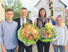  ?? FOTO: BIRGIT VAN LAAK ?? Bürgermeis­ter Jochen Stuber, seine Frau Heike und seine Kinder freuen sich über die Wiederwahl.