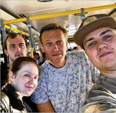  ?? CONTRIBUTE­D BY GLUCHINSKI­Y ?? Russian opposition leader Alexei Navalny (center) and his spokeswoma­n, Kira Yarmysh (foreground left), pose for a selfie in a bus Thursday on their way to an airport outside Tomsk in Siberia, Russia.