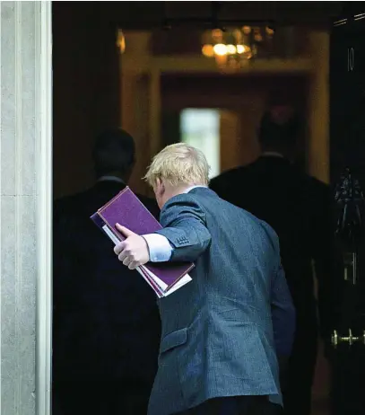  ?? AP ?? El primer ministro, Boris Johnson, entra en Downing Street, después de una reunión con su Gabinete, ayer