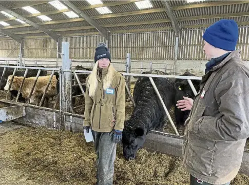  ?? ?? FRESH APPROACH: Rebecca Duncan explains the cattle system to attendees at their Stirlingsh­ire farm.