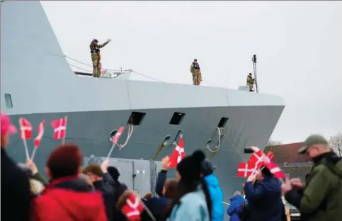  ?? ?? Pårørende kørte i kø for at nå frem til modtagelse­n af "Iver Huitfeldt", som har vaeret på mission i 66 dage. Fotos: Ida Marie Odgaard/Ritzau Scanpix