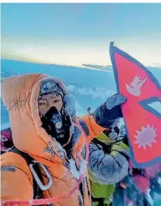  ?? NGIMA GYALJEN SHERPA/DPA FOTO: ?? Ngima Gyaljen Sherpa auf dem Gipfel des Mount Everest im Jahr 2019.