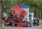  ??  ?? In der Nähe von Neu Karstädt in Mecklenbur­g-Vorpommern hat ein umgestürzt­er Baum einen Lkw zerstört.