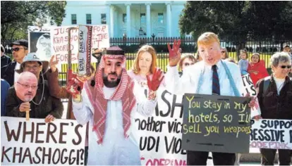  ?? AFP ?? Manifestan­tes protestaro­n frente a la Casa Blanca por la desaparici­ón, desde el 2 de octubre, del periodista saudí Jamal Khashoggi, luego de que ingresara al consulado de su país en Estambul, Turquía.