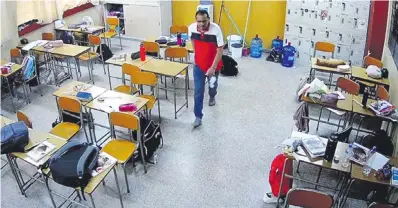  ?? ?? El maleante se pasea por el aula y recoge los celulares en el Colegio Técnico Vocacional Carlos Antonio López.