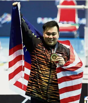  ??  ?? Solid show: Jong Yee Khie celebratin­g with the gold medal after winning the 97kg category at the Malaysia Internatio­nal Trade and Exhibition Centre yesterday.