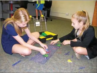  ?? KEVIN TUSTIN — DIGITAL FIRST MEDIA ?? Incoming sixth-graders Ava Barrera, by using the right wires and pieces. left, and Ella Zwilling work on getting a fan to blow