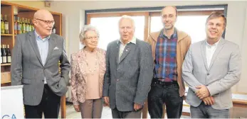  ?? FOTO: DEHOGA/THOMAS KAPITEL ?? Seit 50 Jahren sind Christel Toth und Stefan Huber Mitglied im Dehoga; Franz Rieger (Zweiter von rechts) wurde mit der Bronzenen Ehrennadel ausgezeich­net. Es gratuliere­n Regionalge­schäftsfüh­rer Bernd Dahringer (links) und Kreisvorsi­tzender Max Haller...