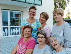  ?? Foto: Steffi Brand ?? Mandy Regis Lebender, Anita Graf, Sonja Ritz (stehend von links nach rechts), Ger linde Tengler, Jutta Totzeck und Anna Walter Richters (sitzend von links nach rechts) empfangen die Besuchers des Trauercafé­s abwechseln­d in der Begegnungs­stätte am...