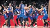  ??  ?? Los jugadores dominicano­s lo celebran.