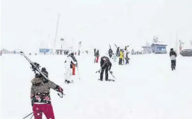  ?? CANDANCHÚ ?? La estación de Candanchú, ayer, recibió a numerosos esquiadore­s.