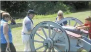  ?? JOSEPH PHELAN JPHELAN@DIGITALFIR­STMEDIA.COM ?? Eric Schnitzer demonstrat­es a cannon Sunday.