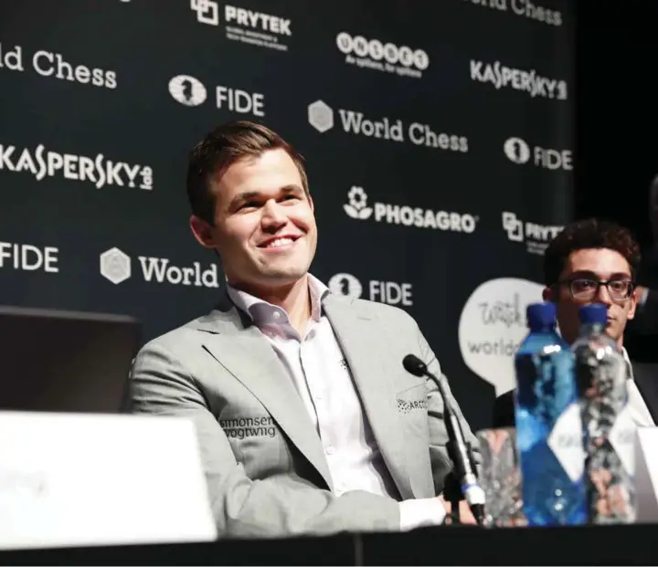  ??  ?? FORNØYD: Magnus Carlsen kunne endelig smile bredt, da VM-tittelen var i boks. – Det var en bra dag på jobb. Alt gikk perfekt, sier Carlsen.