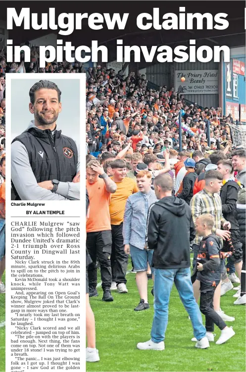  ?? ?? Charlie Mulgrew
Dundee United fans invaded the pitch following their team’s late winner