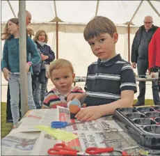  ??  ?? Calum and Abbie McGregor of Uddingston concentrat­e on decorating their egg.