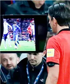  ?? — AFP photo ?? German referee Deniz Aytekin studies the VAR (Video Assistant Referee) screen to see if Italy deserve a penalty during the Internatio­nal friendly match between England and Italy at Wembley stadium in London in this March 27 file photo.