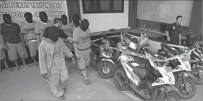  ?? GALIH COKRO/JAWA POS ?? SIKAT BANDIT: Tersangka dan barang bukti hasil Operasi Pekat Semeru dirilis di Mapolda Jatim kemarin.