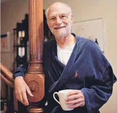  ??  ?? ► Michael Rosbash, en su hogar, poco después de conocer que era el ganador del Nobel.