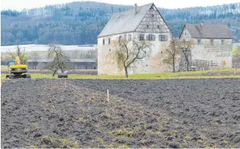  ?? FOTO: BAUCH ?? Die Zufahrt zum mittelalte­rlichen Wasserschl­oss ist bereits abgesteckt.