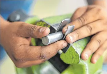  ?? FOTO: ARCHIV/DPA ?? Damit Flüchtling­e eine Ausbildung in Deutschlan­d absolviere­n können, müssen sie Sprachkenn­tnisse haben. Verfügen sie über diese, dann haben sie gute Chancen auf einen berufliche­n Einstieg.