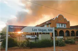  ?? CEDAR ATTANASIO/AP ?? The sun peeks through a wall of smoke Saturday at a rail station in Las Vegas, N.M. Nearly 1,700 firefighte­rs are battling the biggest blaze northeast of Santa Fe.