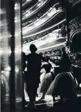  ??  ?? El diálogo de las imágenes El público en el teatro del Liceo, Barcelona, 1956,
fotografía de Ricard Terré