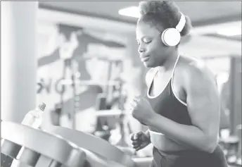  ?? ?? You can pop on your headphones to keep distractio­ns at bay in the gym (Image by Freepik)