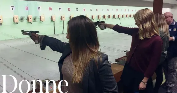  ??  ?? Alcune delle donne che frequentan­o il corso al poligono del tiro a segno di Padova